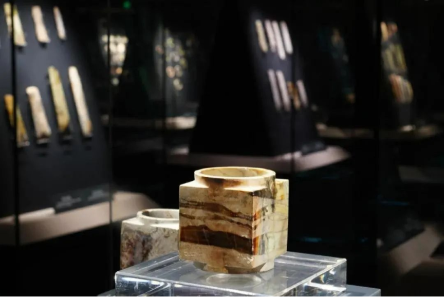 看到這張照片，你是不是以為玉琮在“裸展”？沒錯，確實像。但它真的沒有裸展